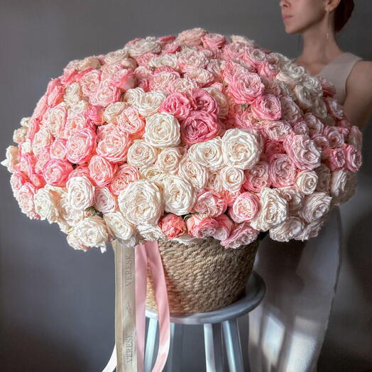 Пионовидные розовые розы в корзине