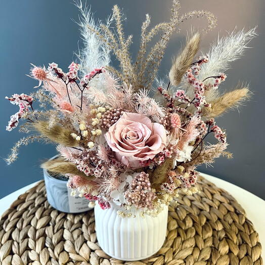 Букет из сухоцветов с розой в кашпо «Версаль»