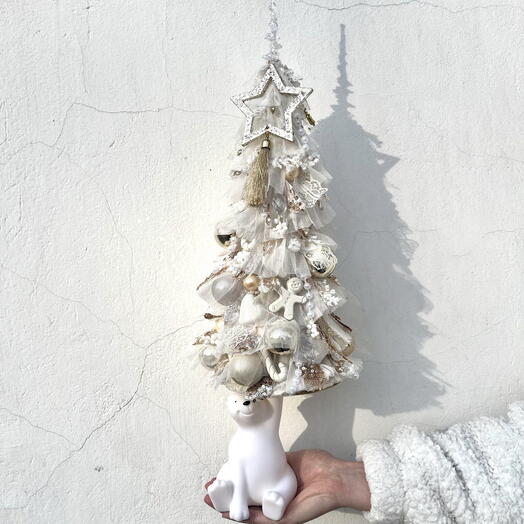 Композиция ручной работы из искусственных цветов "Мишкина елка"