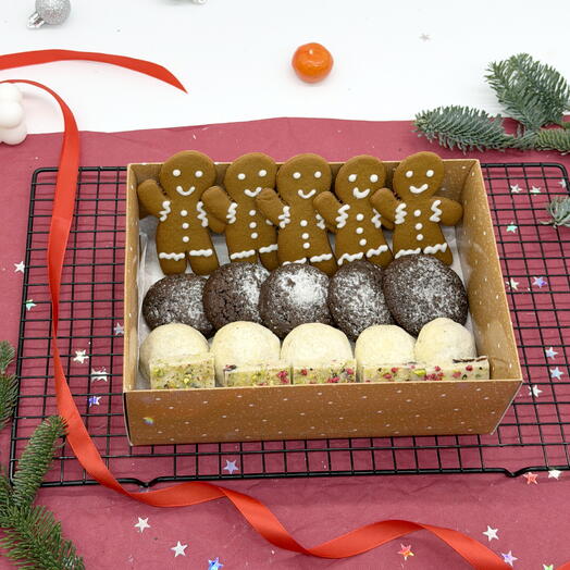 Новогодний набор свежего печенья и сладостей (фадж, имбирные пряники, шоколадное и песочное печенье) (размер M)