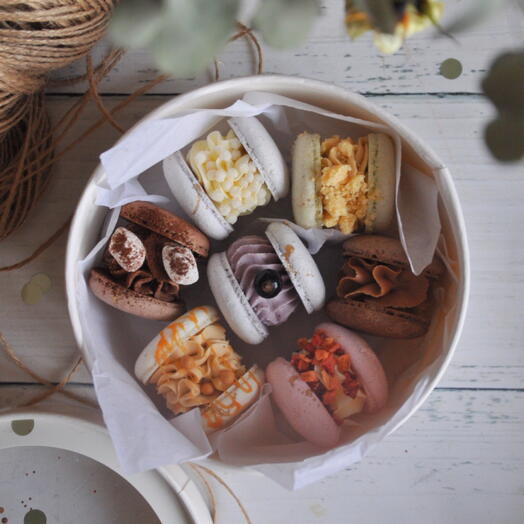 Макарон (7 штучек) в круглой коробке, ассорти