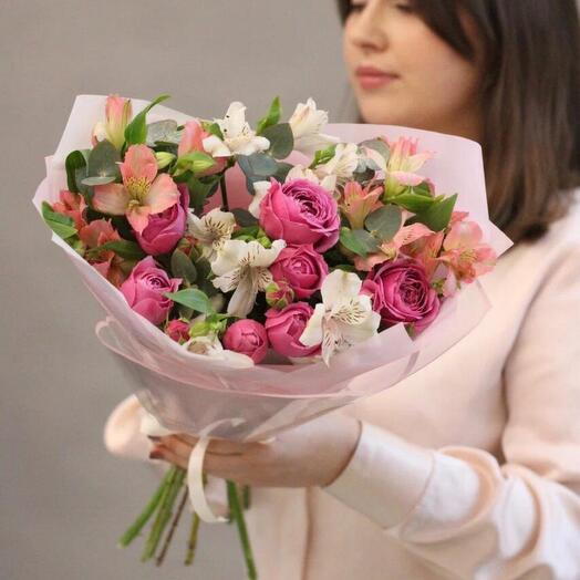 Букет из веточек альстромерии и пионовидных кустовых роз