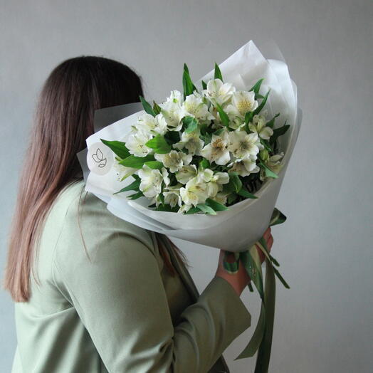 Букет из 5 белых альстромерий
