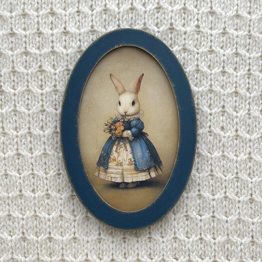 Панно миниатюра в овальной рамке. Зайчиха в синем платье
