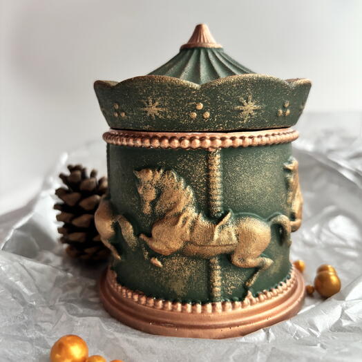 Свеча ароматическая в гипсовом подсвечнике - шкатулке Волшебная карусель с ароматом Пихты для праздничного настроения