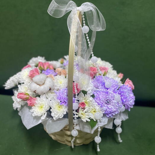 Корзина с цветами и бусами