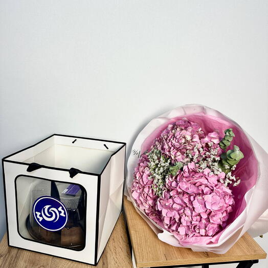 Sweet Bloom by Fidelio — подарочный набор с тортом и букетом гортензии, торт в пакете, цветы с витаминами, сладкий подарок