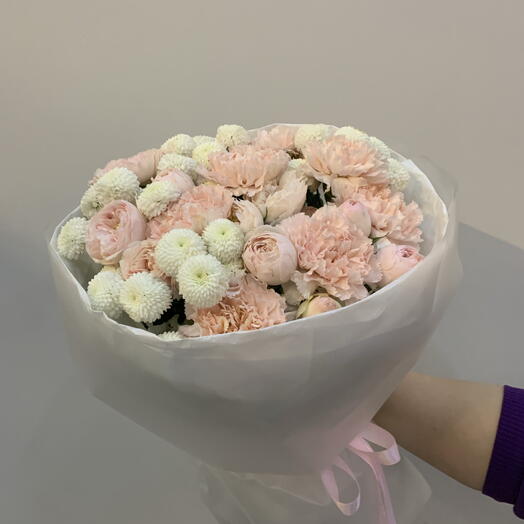 Авторский букет из кустовой розы, хризантемы и диантусов