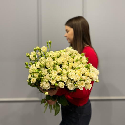 Моно букет из бело-лимонных кустовых роз