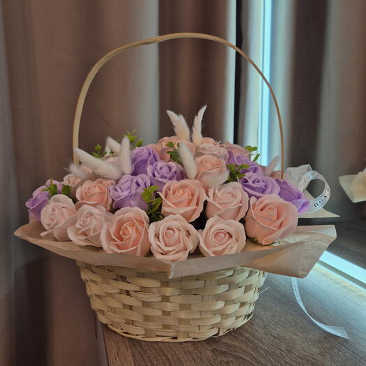 Корзина 49 роз из мыльной пены