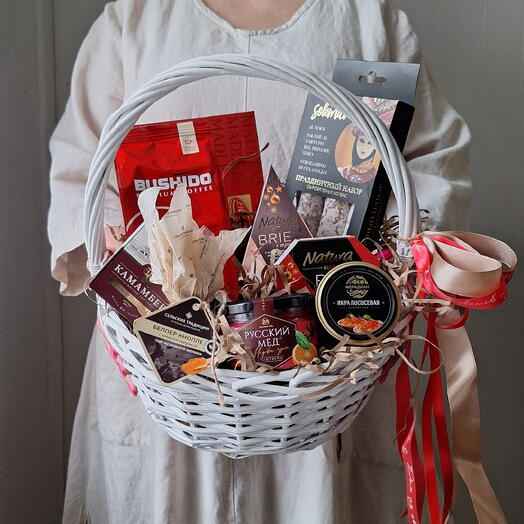 Песочно-красная богатая подарочная корзина. Икра красная, колбаса, сыр, мед, конфеты и кофе