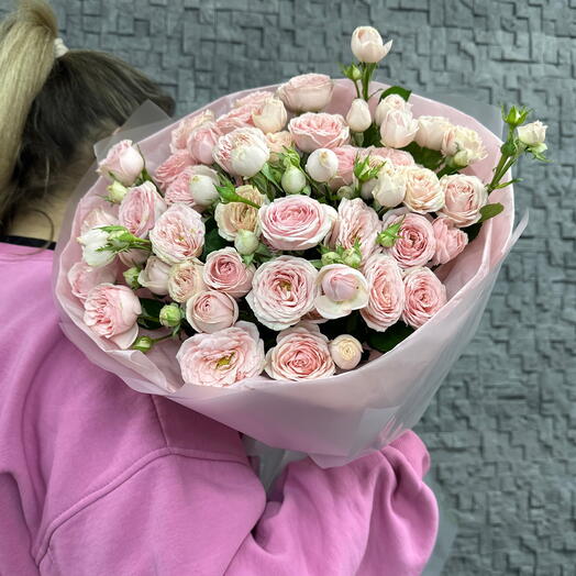 Букет с нежной кустовой розовой розой