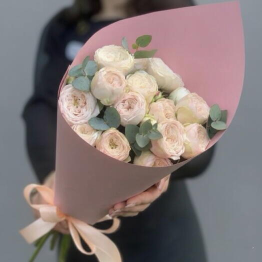 Кустовые розы Мансфилд парк с ароматным эвкалиптом в стильном кульке