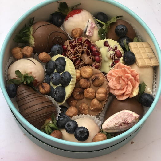 Клубника в шоколаде и шоколадные медальоны