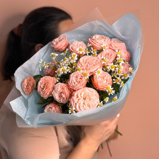 Кустовая Роза и ароматные ромашки  в  букете