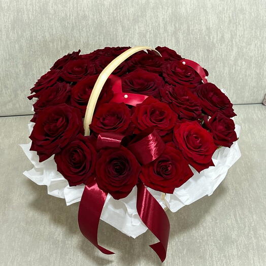 Корзина из красных роз
