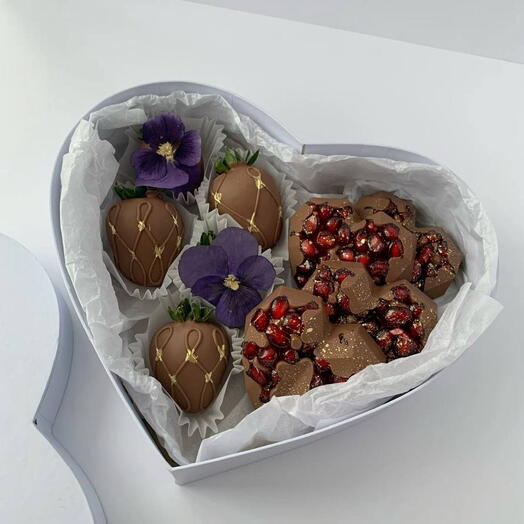 Клубника в шоколаде белое сердце + шоколадные сердца с гранатом