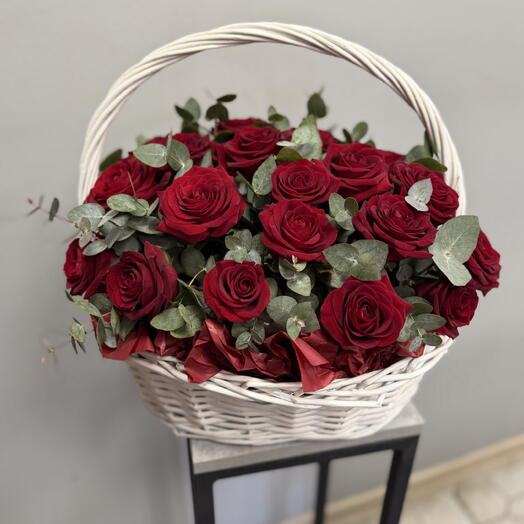 Корзина с красными розами (29 шт)