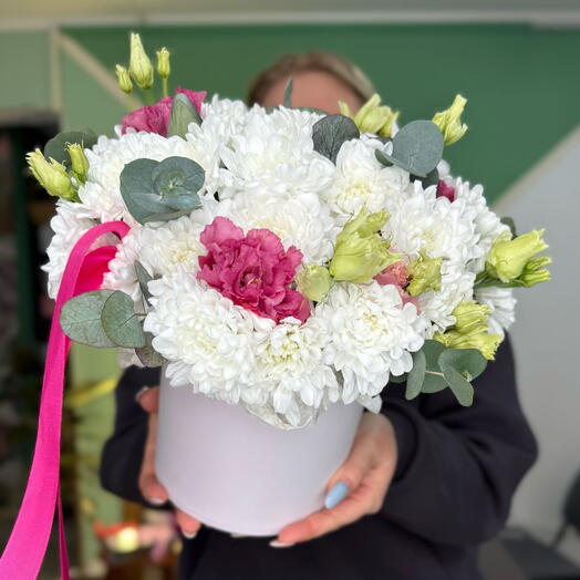 Розовые эустомы и белые кустовые хризантемы в коробке