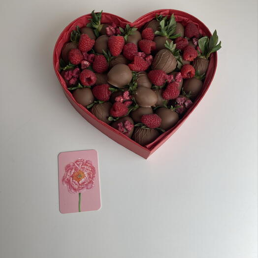 Corazón rojo de fresa cubierto de chocolate