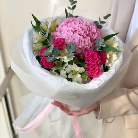 Букет с нежной гортензией