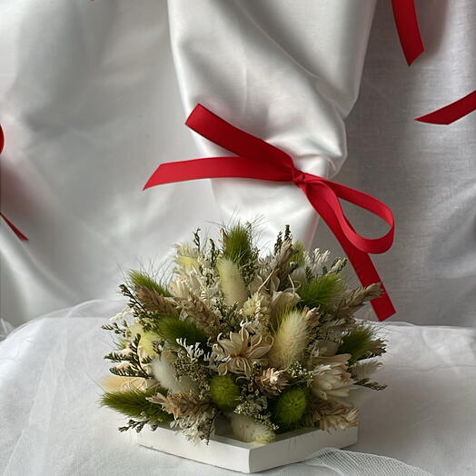 Композиция из сухоцветов на гипсовой подставке