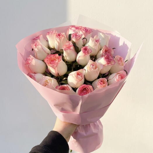Букет из роз Джумилия 25 шт — нежно-розовые голландские розы, монобукет премиум