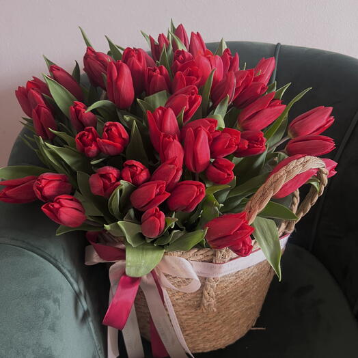 Корзина с красными тюльпанами