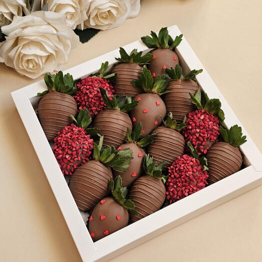 Клубника в молочном шоколаде 16 шт Sweet love