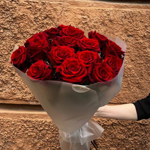 Роза алая Эксплорер 17 шт «Рассвет твоей любви»