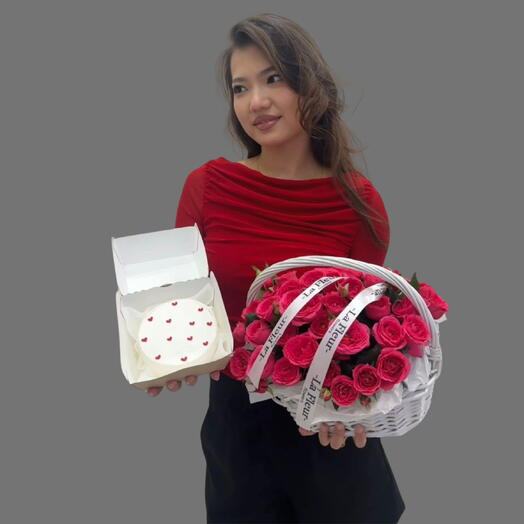 Сладкая любовь — комбо корзина с кустовыми розами и бенто-тортом