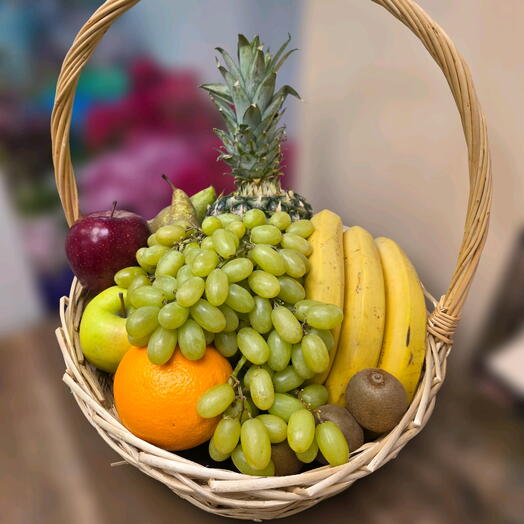 Фруктовая корзина с ананасом, бананами, виноградом, яблоками, киви, апельсинами и грушей