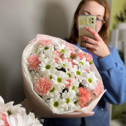 Букет из ромашковых хризантем и кустовых роз для мамы