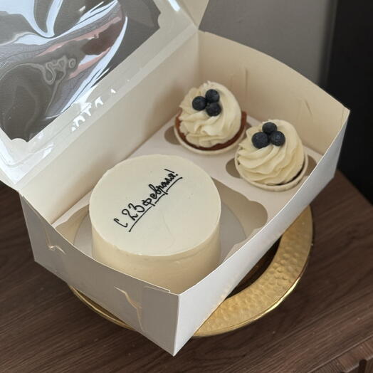 Бенто «с 23 февраля» и 2 капкейка с кремом и голубикой