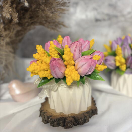 Букет из мыла в гипсовом кашпо Тюльпаны и мимоза (фуксия)
