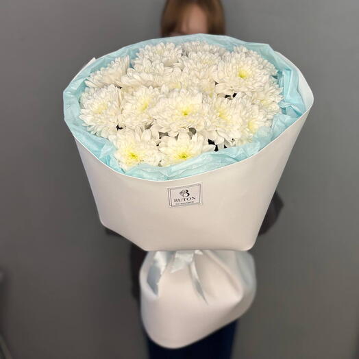 Моно букет из пышной белой кустовой хризантемы