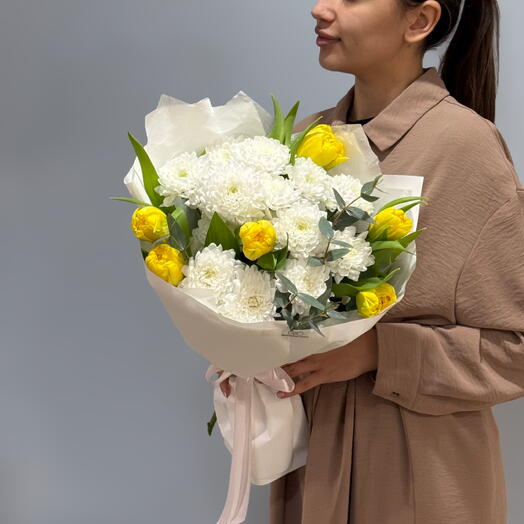 Букет из тюльпанов, хризантемы кустовой и эвкалипта 159