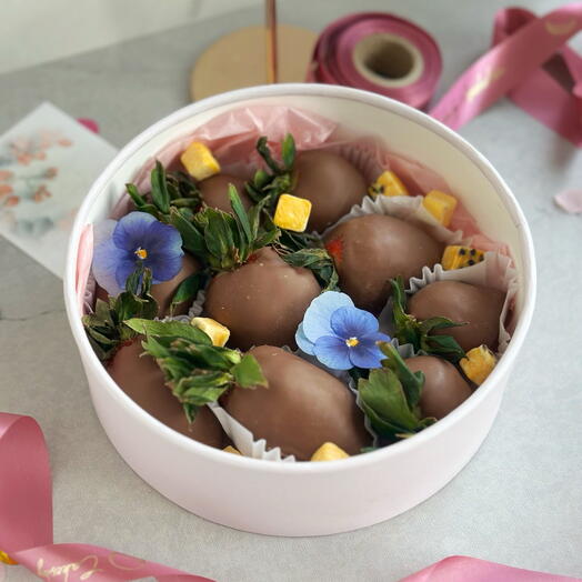 Клубника в шоколаде (9-13 ягод) с маракуйей