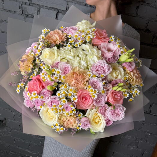 Авторский букет из кустовой розы и ромашки «Нежность и прикосновение 🌸💕»