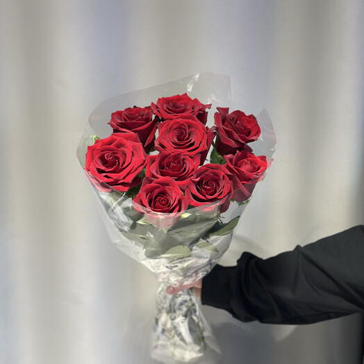 Монобукет из 9 красных эквадорских роз в целлофане