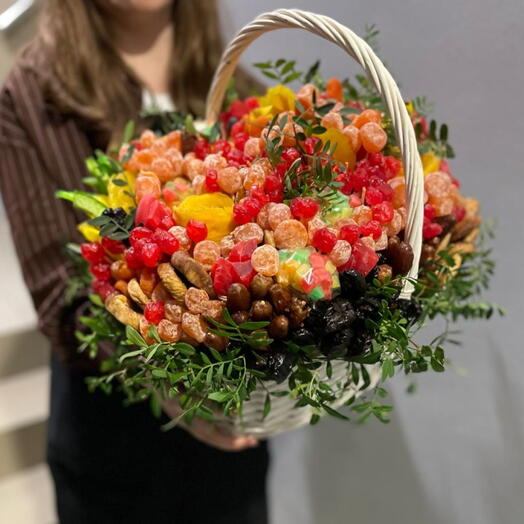Корзина с сухофруктами