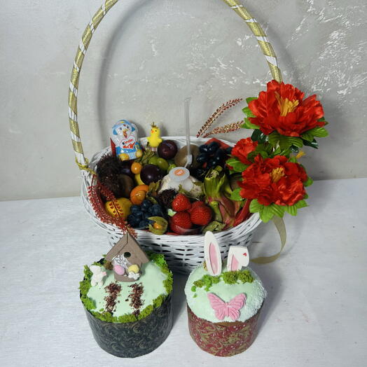 Фруктовая корзина и куличи