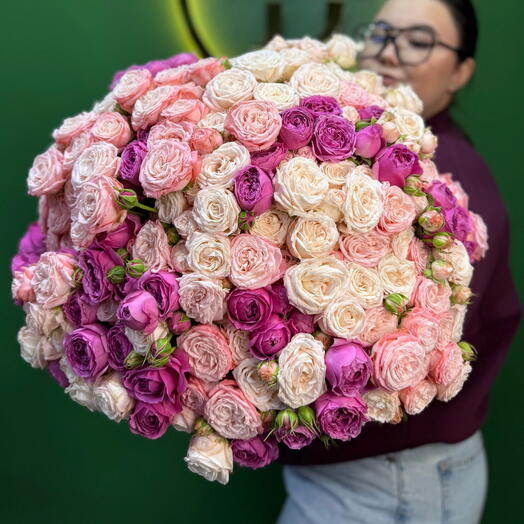 Букет из 51 пионовидных кустовых роз