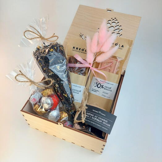 Подарок в деревянном коробе со сладостями: варенье, бельгийский шоколад, пу эр, клубника со сливками черный чай.Учителю, руковод