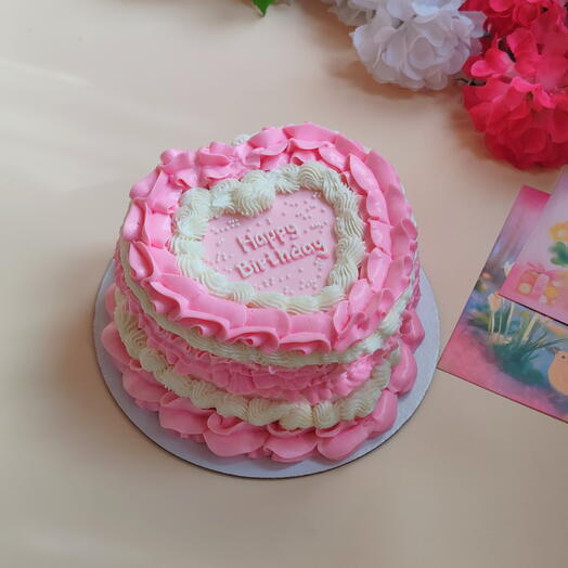 Торт на день рождения в стиле Ламбет с рюшами и надписью Happy birthday