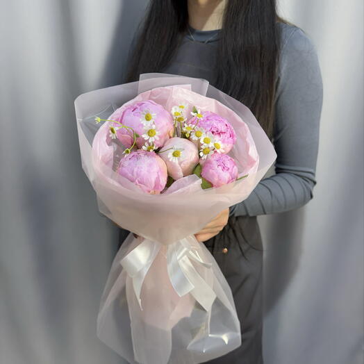 Пионы с ромашкой
