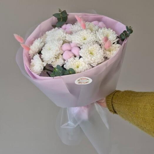 Букет из белых хризантем с розовым хлопком и эвкалиптом