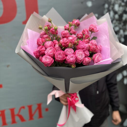 Букет из пионовидных роз в упаковке