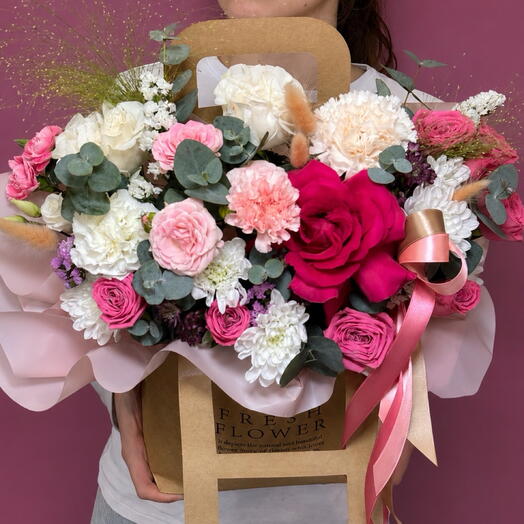 Flores en una Caja con rosas y Dianthus 🌸