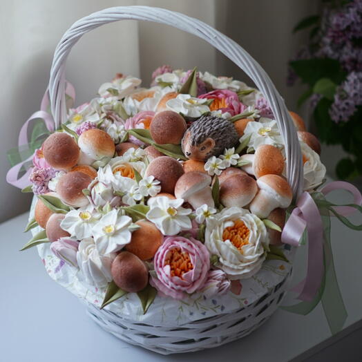 Корзинка с зефирными грибочки, цветочками и ежиком
